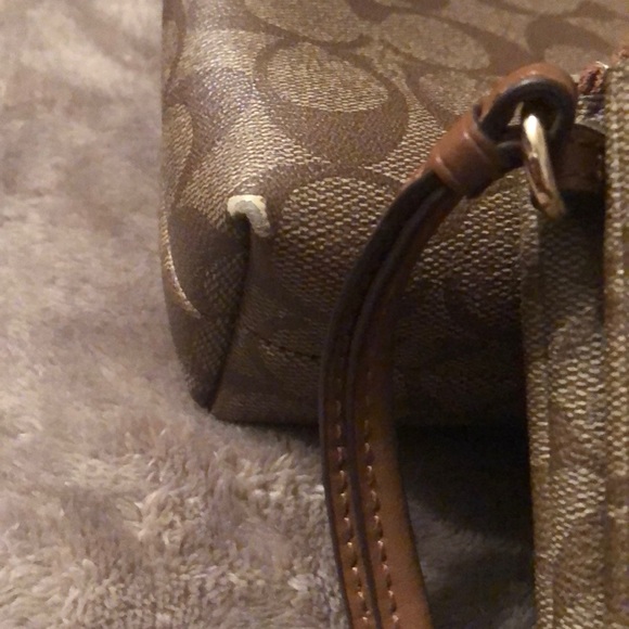 A cross body bag from coach with a wristlet. - Picture 2 of 4